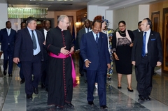 arrivee_couple_presidentiel_a_rome_25.04.2014 (19)