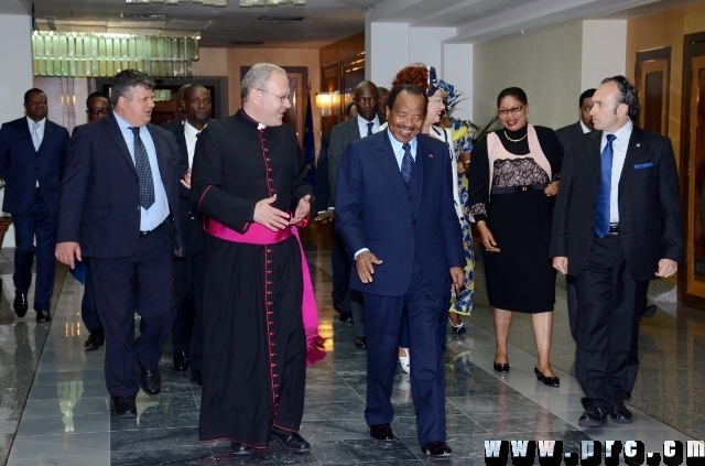 arrivee_couple_presidentiel_a_rome_25.04.2014 (19)