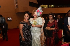 Photo souvenir de Madame Chantal BIYA, accompagnée de Mesdames Marie NIAT et Collette CHATUE