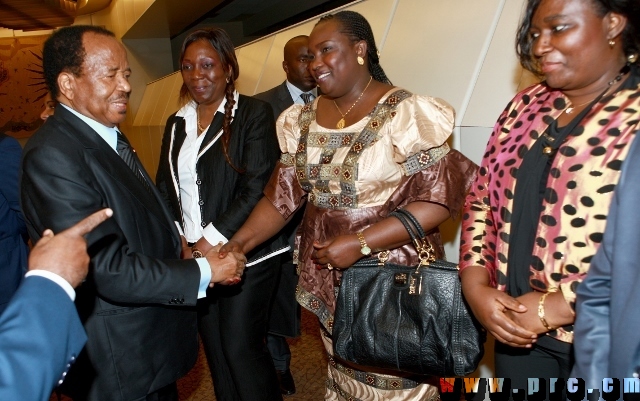 arrivee_du_couple_presidentiel_a_paris_16.05.2014 (15)