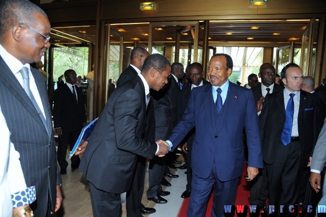 arrivee_couple_presidentiel_a_rome_25.04.2014 (15)