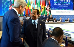 Secretary Kerry Greets Cameroon's President Biya (800x508)