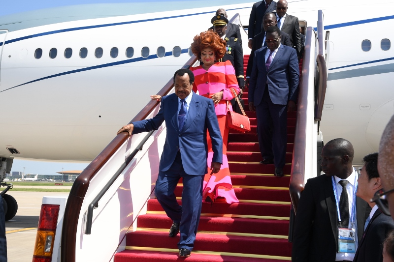 FOCAC2018 - Arrivée du Chef de l'Etat et Mme Chantal BIYA à l'Aéroport International de Beijing