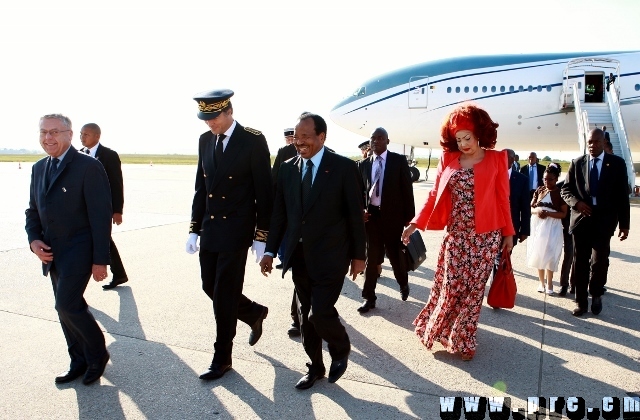 arrivee_du_couple_presidentiel_a_paris_16.05.2014 (7)