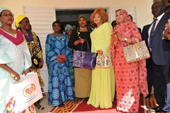 Madame Chantal BIYA visite la Fondation « Grand Cœur » (2)