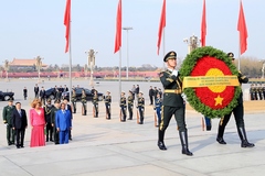 Pose de la gerbe de fleurs en l'honneur des héros du peuple chinois - 23.03.2018