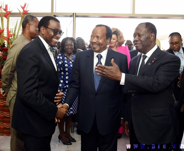 5ème Sommet UA-UE - Accueil du Couple Présidentiel Camerounais à Abidjan par le Président Ouattara et son Epouse (2)
