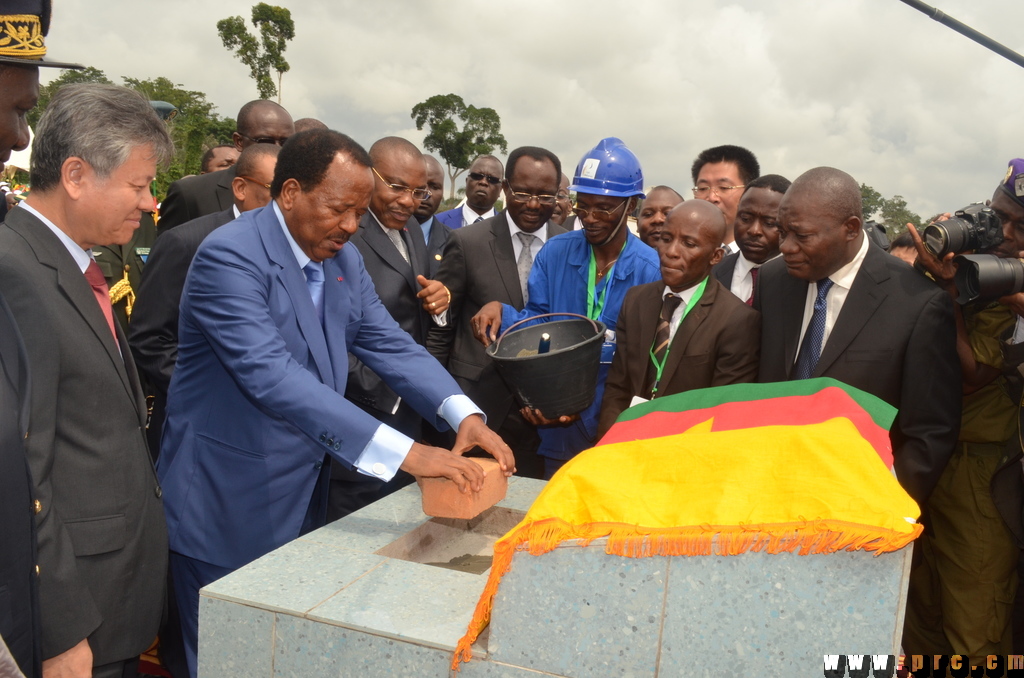 Pose de la première du barrage de Memve'ele, le 15 juin 2012