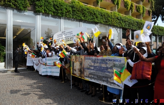 arrivee_couple_presidentiel_a_rome_25.04.2014 (11)