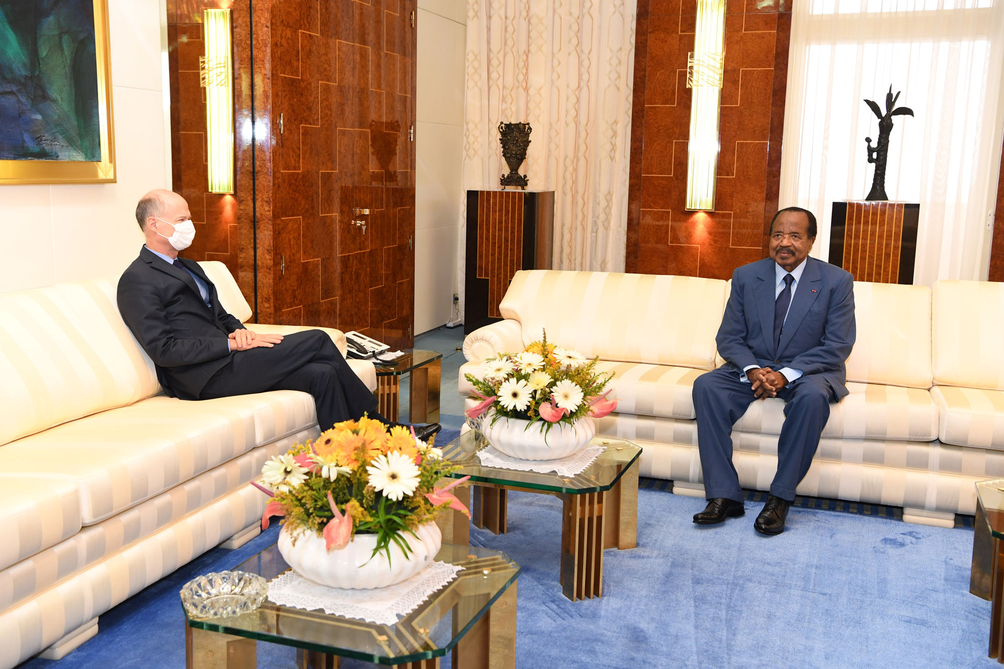 Audience accordée à S.E. Christophe Guilhou par le Président Paul BIYA - 16.04.2020