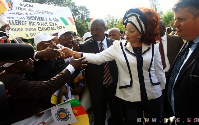 arrivee_couple_presidentiel_a_rome_25.04.2014 (7)