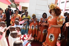 Arbre de Noël 2015 à la Fondation Chantal BIYA (17)