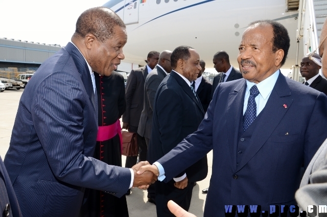 arrivee_couple_presidentiel_a_rome_25.04.2014 (1)