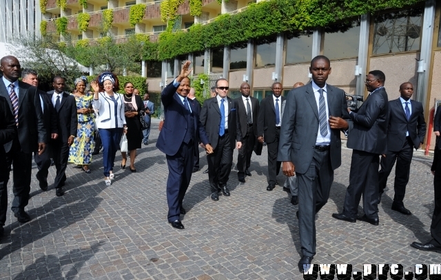 arrivee_couple_presidentiel_a_rome_25.04.2014 (12)