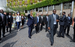 arrivee_couple_presidentiel_a_rome_25.04.2014 (12)