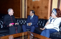 arrivee_couple_presidentiel_a_rome_25.04.2014 (5)