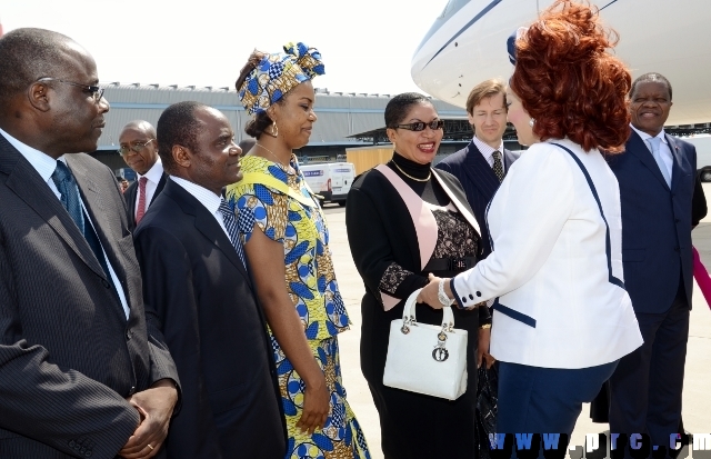 arrivee_couple_presidentiel_a_rome_25.04.2014 (17)