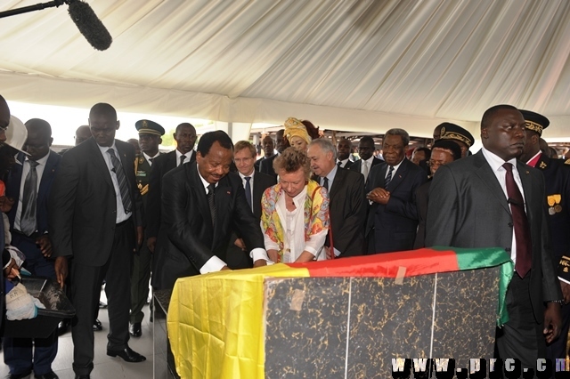 pose_1ere_pierre_deuxieme_pont_sur_le_wouri (10)