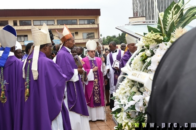 messe_maman_rosette_cathedrale_ndv_yde (42)