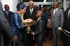 Mme Michaëlle Jean accueillie à son arrivée à l'aéroport de Yaoundé-Nsimalen par le PM Philemon Yang (3)