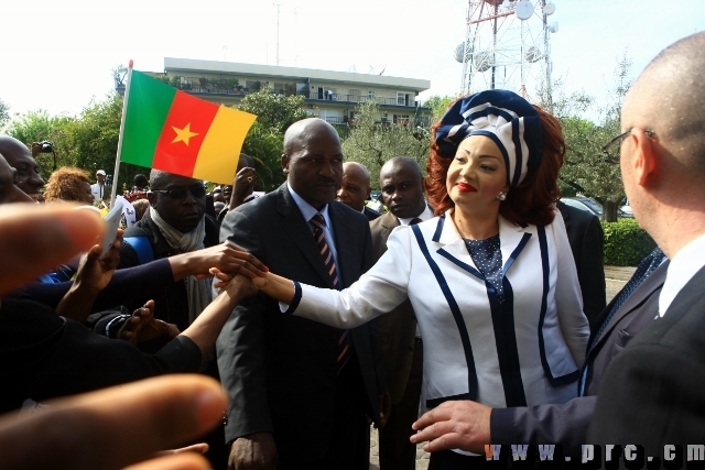 arrivee_couple_presidentiel_a_rome_25.04.2014 (10)