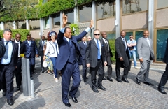 arrivee_couple_presidentiel_a_rome_25.04.2014 (13)