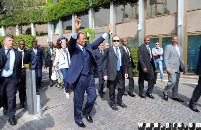 arrivee_couple_presidentiel_a_rome_25.04.2014 (13)