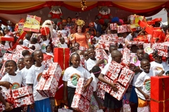 Arbre de Noël 2015 à la Fondation Chantal BIYA (25)