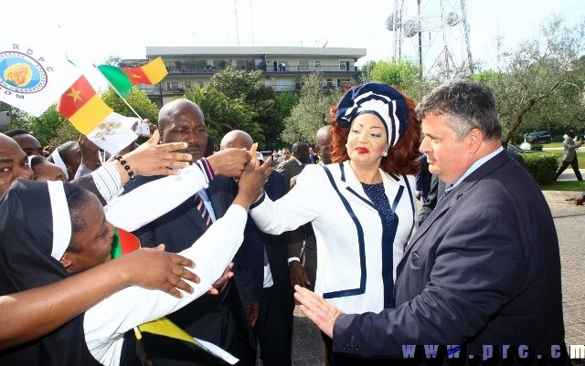 arrivee_couple_presidentiel_a_rome_25.04.2014 (4)