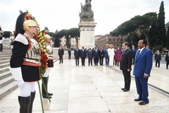 Dépot d'une couronne de fleurs à la Mairie de la Ville de Rome