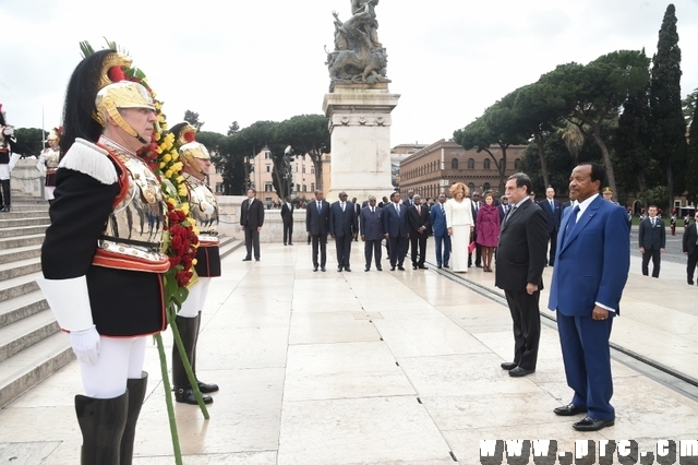 Dépot d'une couronne de fleurs à la Mairie de la Ville de Rome