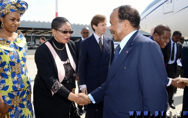 arrivee_couple_presidentiel_a_rome_25.04.2014 (16)