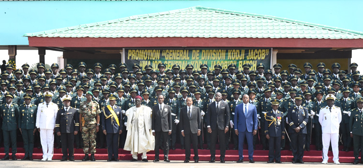 Paul BIYA aux jeunes officiers sortis de l’EMIA : « vous allez devoir vous adapter au contexte général de la situation de notre pays »