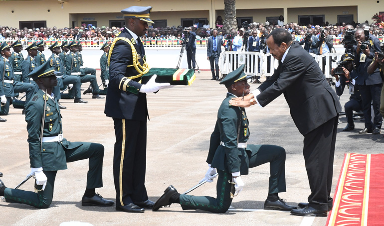 Paul BIYA aux jeunes officiers sortis de l’EMIA : « vous allez devoir vous adapter au contexte général de la situation de notre pays »