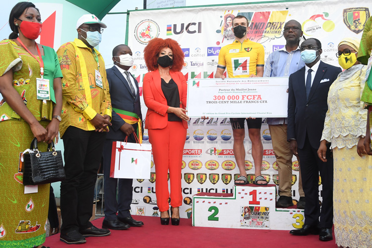 21ème édition du Grand Prix Cycliste International Chantal Biya. La Première Dame honore les coureurs