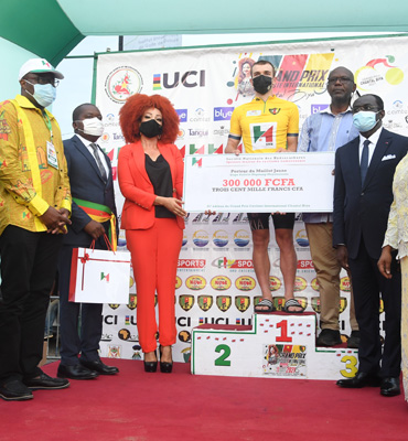 21ème édition du Grand Prix Cycliste International Chantal Biya. La Première Dame honore les coureurs