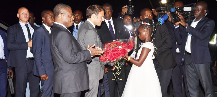 Emmanuel MACRON accueilli avec ferveur à Yaoundé