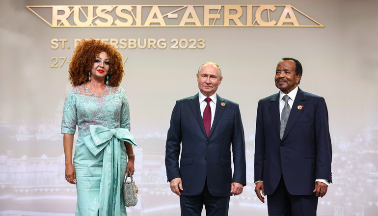 Paul Biya et Vladimir Poutine : une poignée de main historique