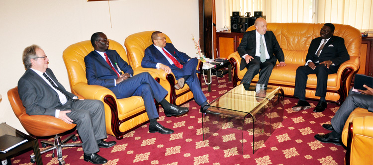 John NEGROPONTE pays courtesy visit 